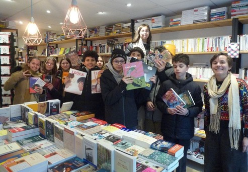 Les_élèves_de_4e_D_heureux_des_livres_offerts_!